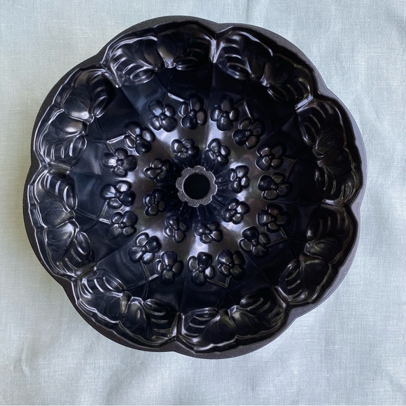 Nordic Ware 10 cup Violet bundt cake pan - Picture 2 of 7